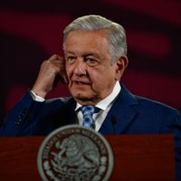AMLO acusa al INE sobre los debates: "siempre hay mano negra"