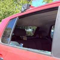 Rompió el vidrio de un vehículo en la ciudad de Neuquén y se llevó una mochila
