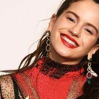"¡Atrevida!" Rosalía dejó caer su bata sobre el escenario y... ¡No llevaba nada abajo!
