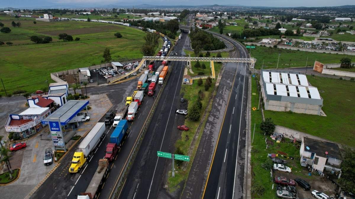 El bloqueo en el tramo federal de la carretera México-Veracruz, a la altura de Santa María Texcalac, Tlaxcala
