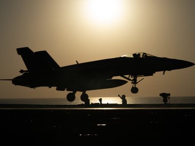 Muere un piloto de combate al estrellarse su avión F-18 en California