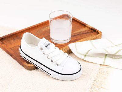 Los trucos simples para lavar tus zapatillas blancas y que queden como recién estrenadas