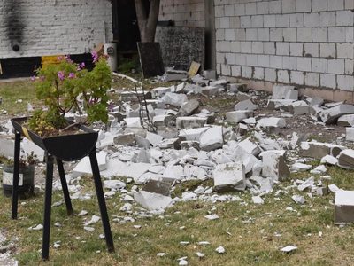 Otro derrumbe en Neuquén: una camioneta terminó destruida por los escombros
