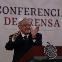 AMLO promete que la bandera izará en el Zócalo durante la marcha de la "marea Rosa"