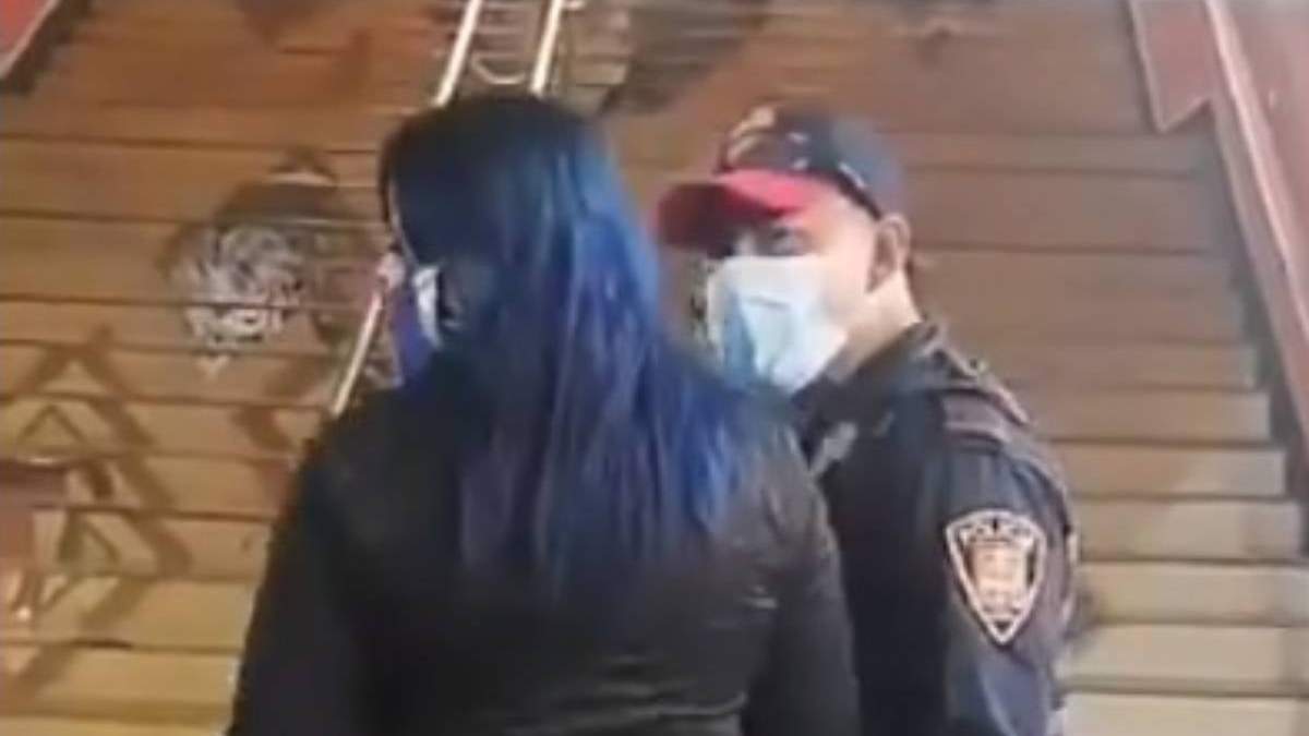 El policía fu exhibido manoseando a una mujer con quien dijo tener una relación