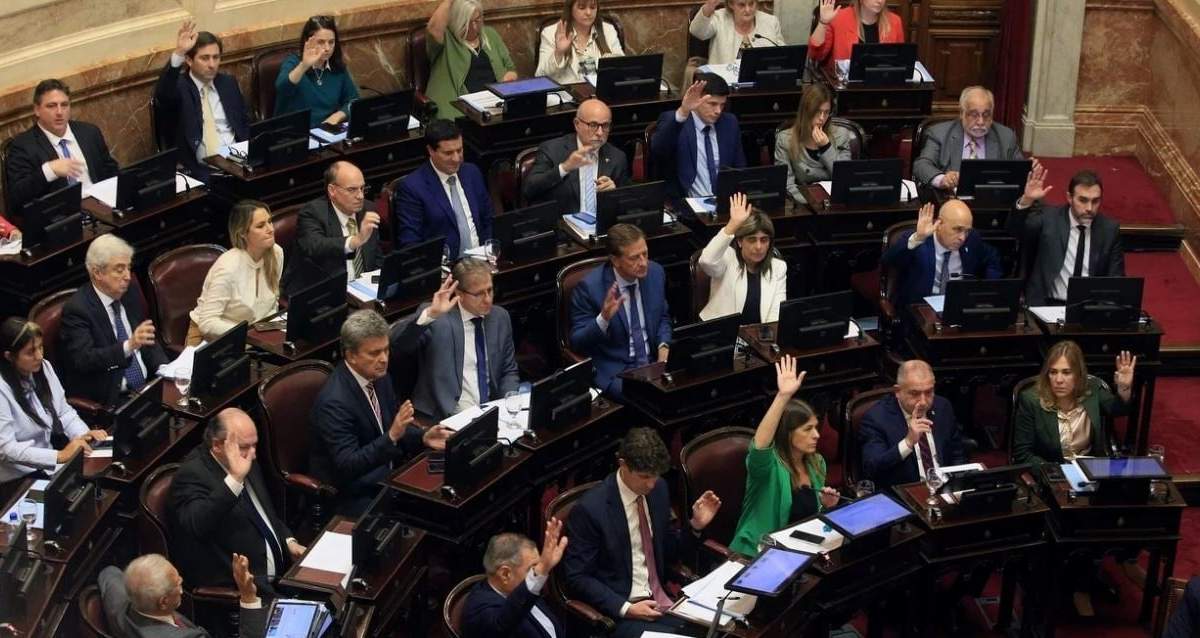 Los senadores aumentaron sus dietas de 1,7 millones a 4 millones de pesos y dispusieron cobrar una mensualidad más al año. Fuente: (El Litoral)