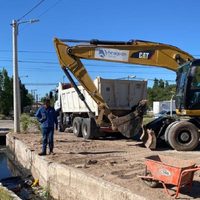 El municipio de Neuquén realiza limpieza en canales antes de que se venga la temporada de lluvias