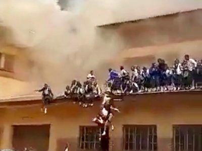 Alumnas se lanzan del techo de su colegio para escapar de un fuerte incendio (videos)