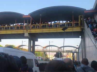 “Completamente colapsada” la Línea A, se quejan usuarios del Metro