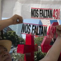 Choque con policías en Los Pinos deja seis normalistas lesionados: padres de los 43