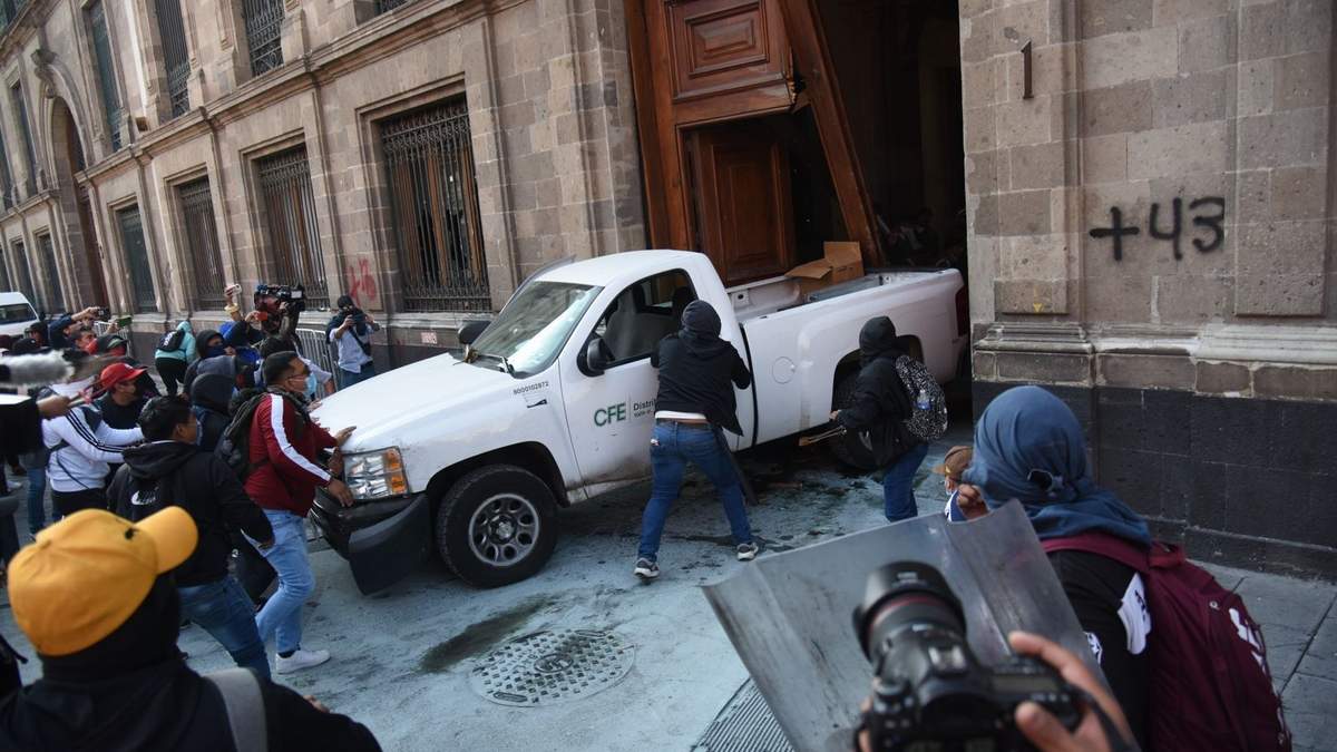 Estudiantes de la Escuela Normal Rural "Raúl Isidro Burgos" utilizaron una camioneta de la  CFE como ariete para derribar la puerta de Palacio Nacional, ubicada en la calle de Moneda.