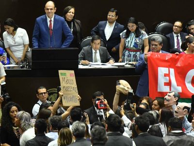 Comparece Ramírez de la O entre curules vacías, reclamos por la deuda y trifulcas
