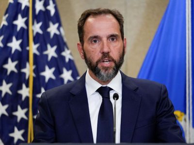 Fiscal pide desestimar casos contra Trump por interferencia electoral y retención de documentos