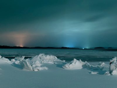 Encuentran nieve que brilla en el Ártico con una luz azul: las increíbles fotos