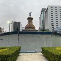 Pintas feministas en Glorieta de Colón son borradas; acusan al gobierno de Sheinbaum