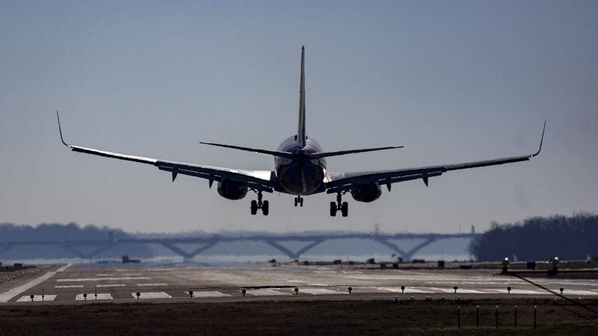 Un avión de Southwest Airlines aterriza en el Aeropuerto Nacional Ronald Reagan de Washington en Arlington, Virginia