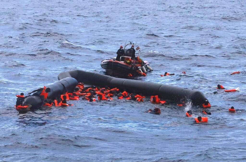 Migrantes y refugiados son rescatados en bahía de España