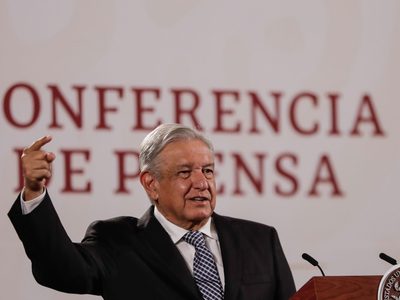 AMLO adelanta que una mujer sustituirá a Delfina Gómez en la SEP