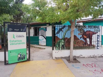 Vecinos del barrio Melipal denunciaron el deterioro de las plazas, hierros expuestos y vertido de cloacas