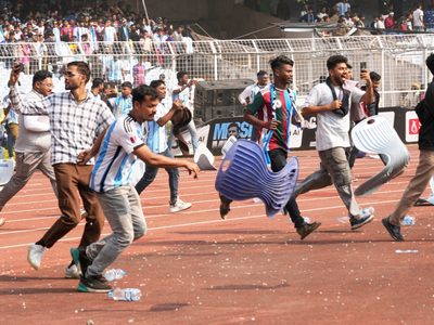 Fanáticos enfurecen por no poder ver a Messi durante su visita a India (Video)