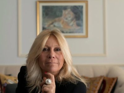 A sus 69 años, Ana Rosenfeld marca tendencia con el abrigo más chic y calentito, que es el must have de este invierno
