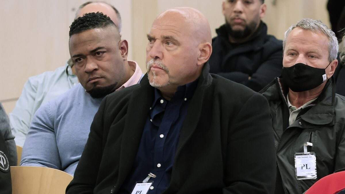 El alemán Frank Hanebuth, centro, exlíder de los Hells Angels en Europa, permanece sentado en la tribuna de acusados junto con otros miembros del club de motociclistas en la Audiencia Nacional en San Fernando de Henares, en las afueras de Madrid, España