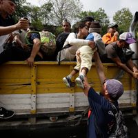 México amaga con deportar a integrantes de caravana; la CNDH aboga por sus derechos