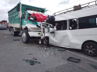 Chocan de frente una combi y un torton en Puebla; mueren nueve personas