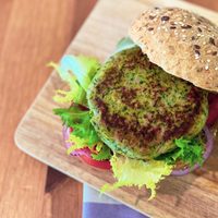 Hamburguesas de pollo y brócoli rellenas de queso: tentate con esta receta que te salvará la cena