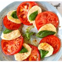 Cómo hacer la auténtica ensalada caprese: la receta italiana que podés preparar en minutos