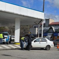Eludió un control policial, chocó a un motorista, abandonó el auto y escapó corriendo