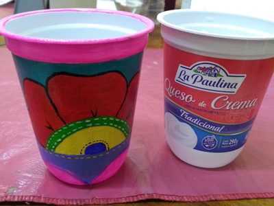 Si tenés potes de queso untable vacíos, guardalos y armá esta original idea para decorar tu casa sin gastar