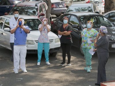 Todo el personal de salud en el mundo tiene prioridad en la vacunación, reitera la OMS