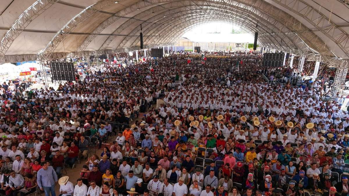 La concentración encabezada por el gobernador