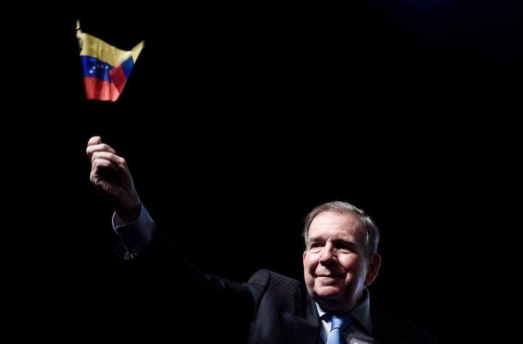 ARCHIVO - El líder opositor de Venezuela, Edmundo González, ondea una bandera venezolana durante una reunión con simpatizantes en la Ciudad de Panamá, el 8 de enero de 2025