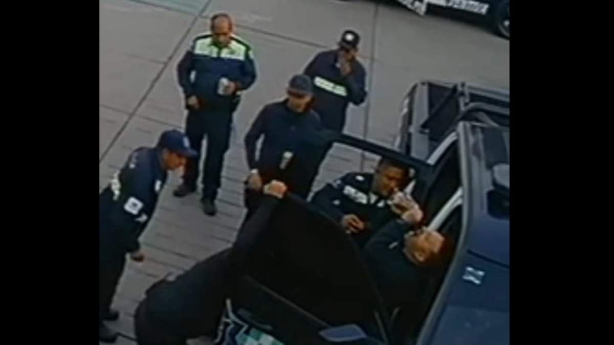 Policías consumiendo bebidas alcohólicas