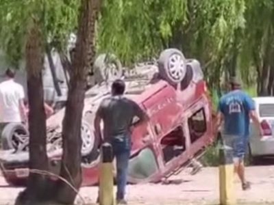 Volcó en medio del balneario Sandra Canale, donde la velocidad máxima es de 25 k/h