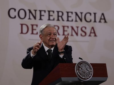 AMLO promete que la bandera izará en el Zócalo durante la marcha de la "marea Rosa"