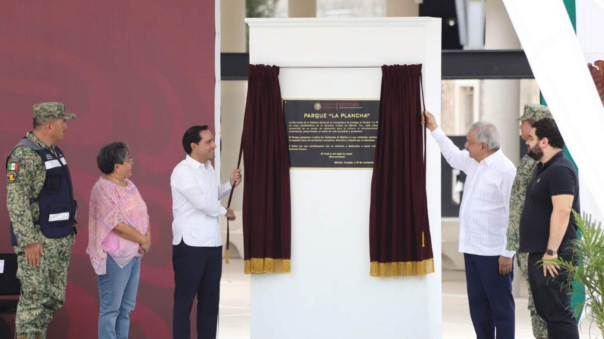 El presidente y el gobernador de Yucatán, en la inauguración del parque La Plancha