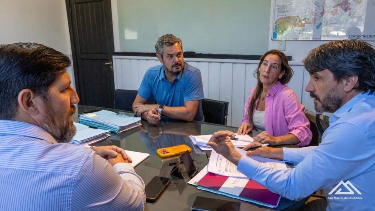 El intendente Carlos Saloniti y dirigentes de FEHGRA. Fuente: (Municipalidad de SMA)