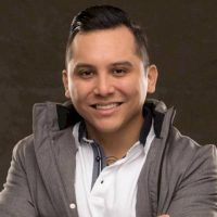 ¡Como nunca lo habían visto! Edwin Luna apareció con “retoques” ¡y fue blanco de críticas!