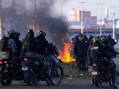 Policías y militares intentan despejar ruta a La Paz, aislada por 23 días de protestas en Bolivia