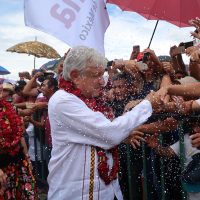 No habrá palancas en el magisterio, promete AMLO desde Oaxaca