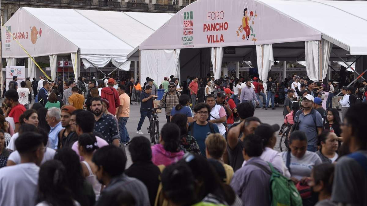 Asistentes a la FIL Zócalo