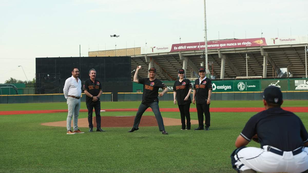 Lanza Américo primera bola en partido de la Liga Mexicana de Beisbol