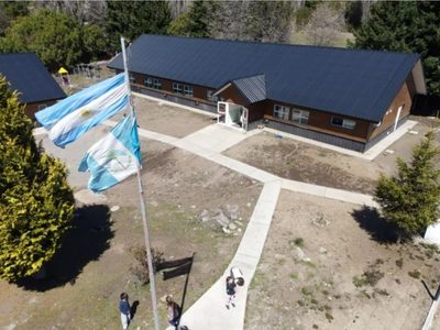 El gobernador aseguró que en el año 2027 no habrá más escuelas tráilers en la provincia
