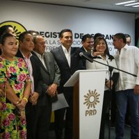 Silvano Aureoles se registra como aspirante presidencial del Frente Amplio
