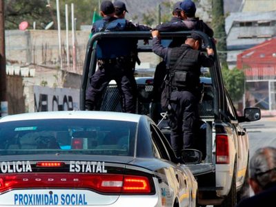 Detienen a cuatro policías de Puebla acusados de secuestro y robo de una Hummer