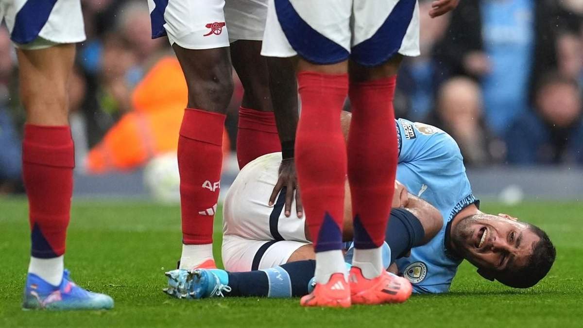 El volante Rodri Hernández del Manchester City tras lesionarse en el partido contra Arsenal en la Liga Premier, el domingo 22 de septiembre de 2024