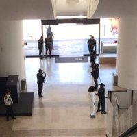 Detienen a joven de 15 años por disparar a un trabajador en Plaza Universidad, en la CDMX